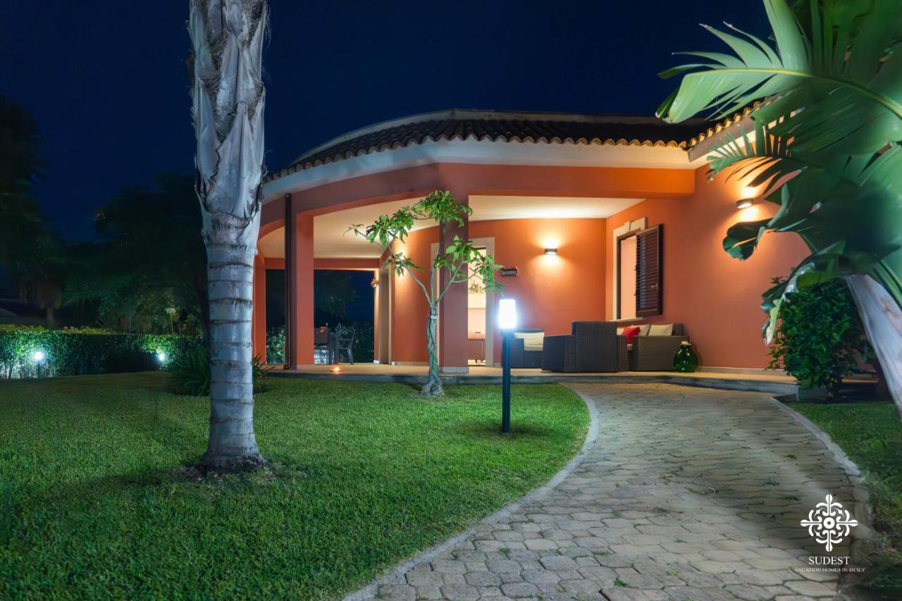 Villa Seaside - Beach Retreat With Jacuzzi Syrakus Exterior foto