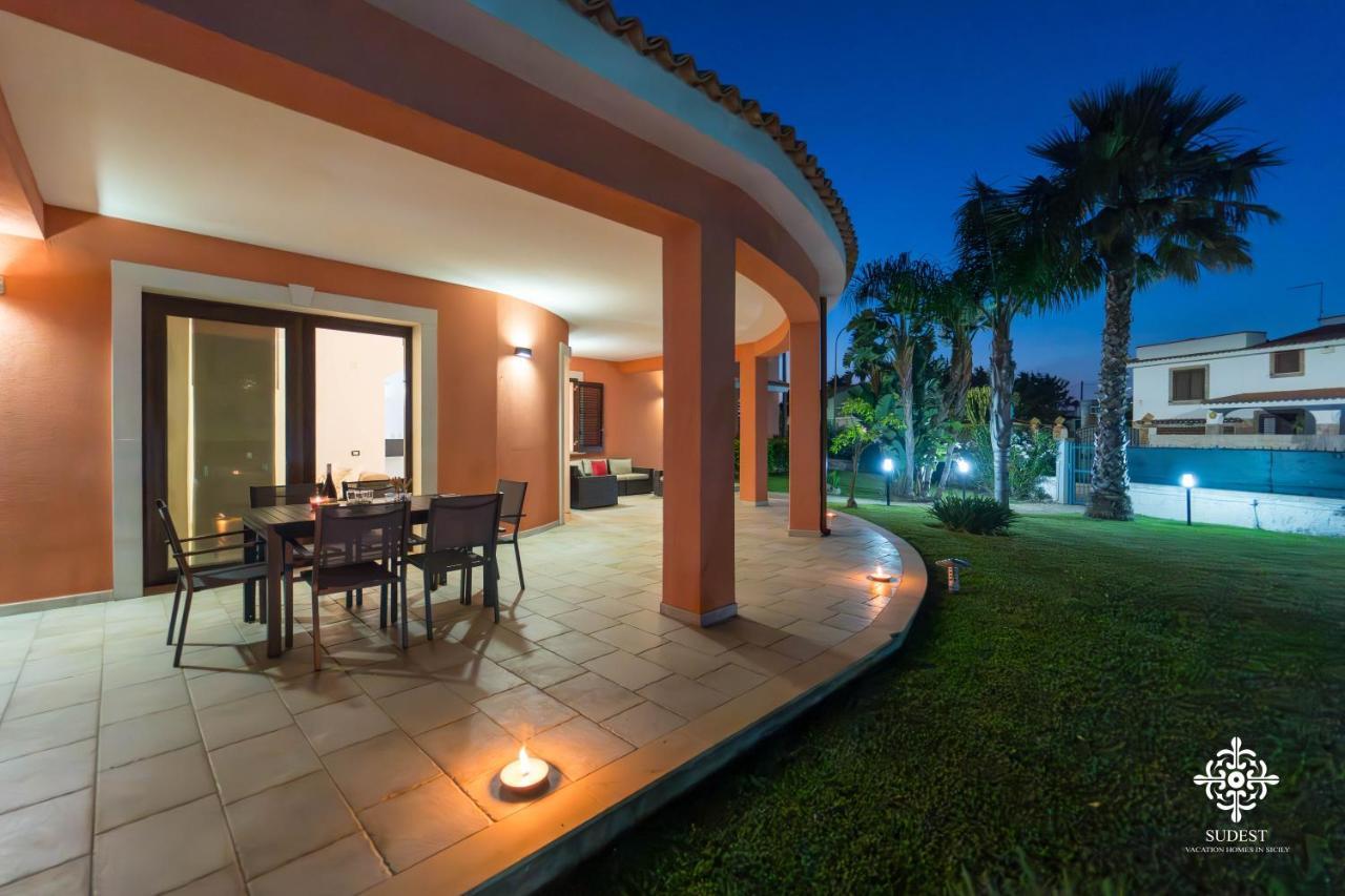 Villa Seaside - Beach Retreat With Jacuzzi Syrakus Exterior foto