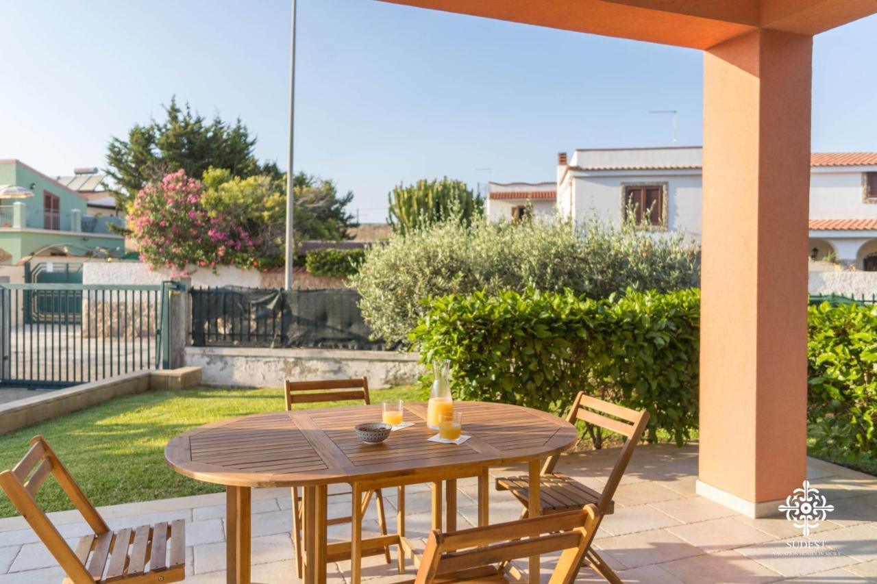 Villa Seaside - Beach Retreat With Jacuzzi Syrakus Exterior foto