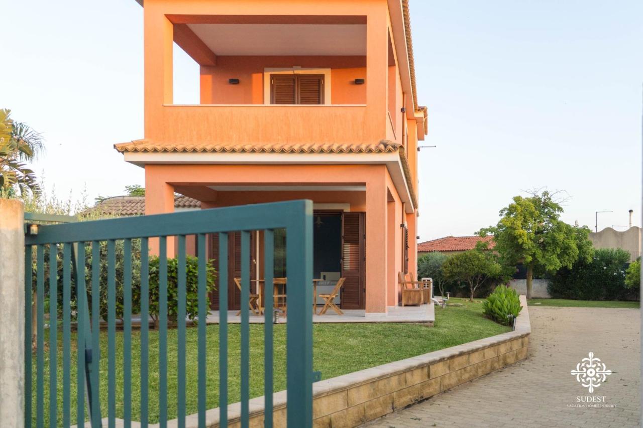 Villa Seaside - Beach Retreat With Jacuzzi Syrakus Exterior foto