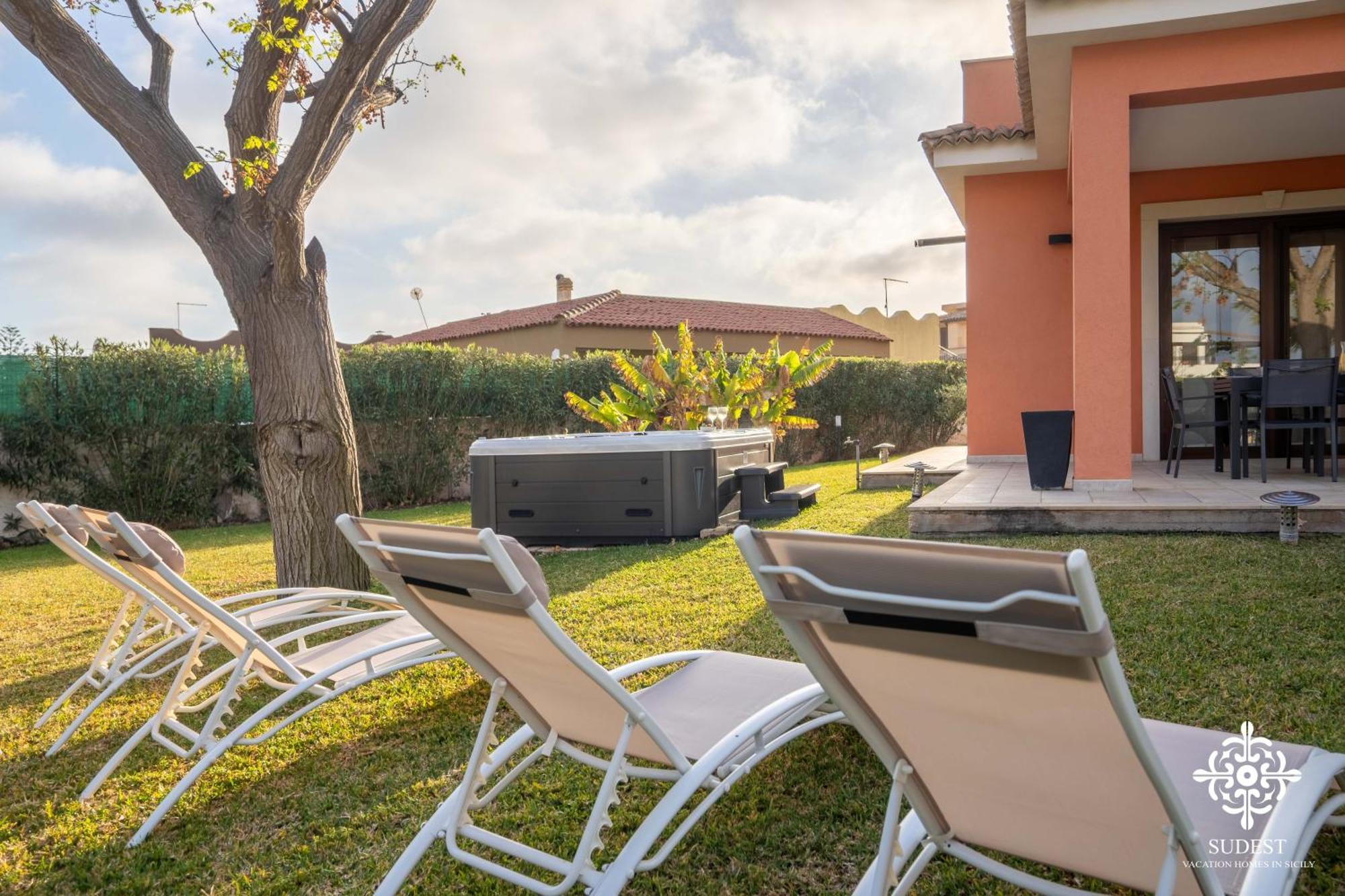 Villa Seaside - Beach Retreat With Jacuzzi Syrakus Exterior foto