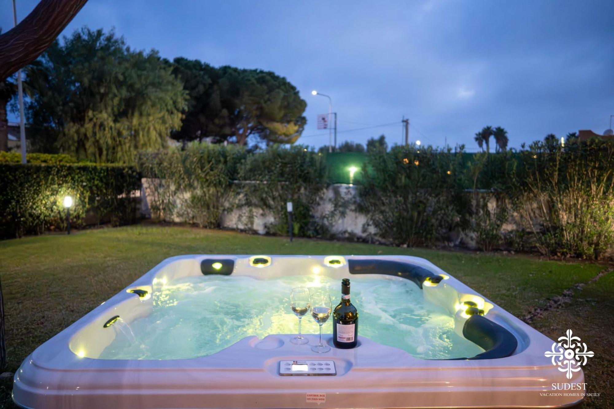 Villa Seaside - Beach Retreat With Jacuzzi Syrakus Exterior foto